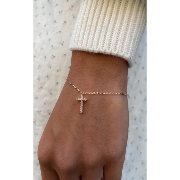 Brandy melville gold cross charm bracelet - Picture 1 of 4
